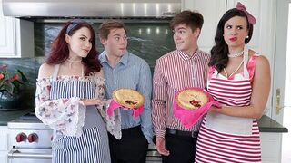 Мачехи С Большими Сиськами Застукали Своих Мальчиков Трахающими Пироги, И Решили Помочь Им Снять Напряжение порно